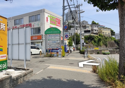 看板の角を左折してください。